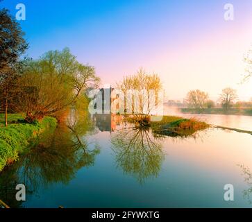 Großbritannien, England, Hereford & Worcester, Fladbury Wehr, Dawn, Feder, Stockfoto