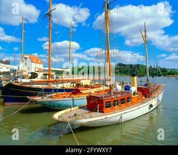 Großbritannien, England, Suffolk, Woodbridge, Hafen mit Gezeitenmühle und Yachten, Stockfoto