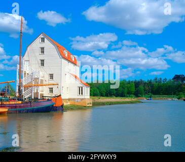 Großbritannien, England, Suffolk, Woodbridge, Gezeitenmühle und Yachten, Stockfoto