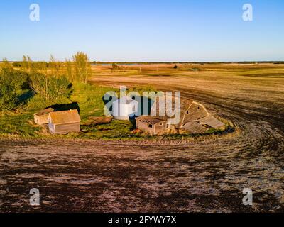 Luftaufnahme von alten verlassenen Bauernhäusern, die von der Natur zurückerobert wurden. Stockfoto