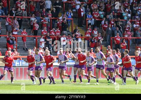 Kingston upon Hull, Großbritannien. Mai 2021. Hull KR-Spieler wärmen sich am 5/30/2021 vor den East Stand Fans in Kingston upon Hull, Großbritannien auf. (Foto von David Greaves/News Images/Sipa USA) Quelle: SIPA USA/Alamy Live News Stockfoto