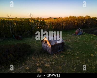 Luftaufnahme von alten verlassenen Bauernhäusern, die von der Natur zurückerobert wurden. Stockfoto