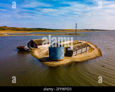 Luftaufnahme von alten verlassenen Bauernhäusern, die von der Natur zurückerobert wurden. Stockfoto