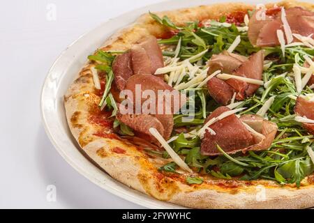 Italienische Pizza mit Prosciutto, Käse und Ruccola Stockfoto