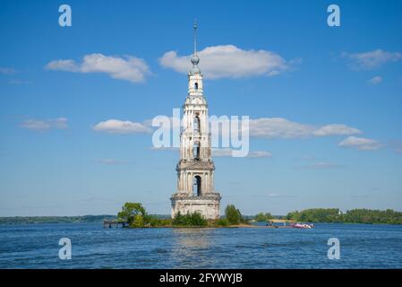 Der alte untergetauchte Glockenturm der St. Nikolaus Kathedrale am Uglich Stausee an einem sonnigen Augusttag. Kalyazin. Region Twer, Russland Stockfoto