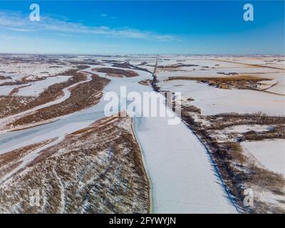 Luftaufnahme des North Saskatchewan River in einer ländlichen Gegend der Prärien im Winter. Stockfoto