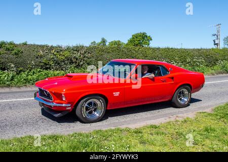 1969 60er Jahre Ford Mustang GT; Verkehr, bewegliche Fahrzeuge, Autos, Fahrzeugfahren, britische Straßen, Motoren, Autofahren, auf dem Weg zur Capesthorne Hall-Oldtimer-Veranstaltung, Großbritannien Stockfoto