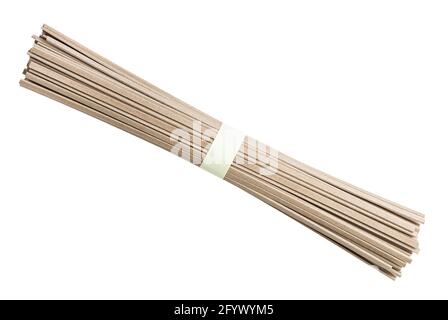 Bund getrockneter flacher Soba-Nudeln aus Buchweizenmehl isoliert Auf weißem Hintergrund Stockfoto