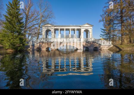 Blick auf die antike Marmorbrücke an einem sonnigen Maitag. Catherine Park in Tsarskoe Selo. Vorort von St. Petersburg, Russland Stockfoto