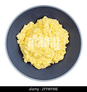 Blick von oben auf gekochten Brei von Proso Hirse in grau Schale isoliert auf weißem Hintergrund Stockfoto