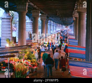 Frankreich, Paris, Marktstände im Stadtzentrum unter der Straßenbahn, 1600ASA-Filmkorn, Stockfoto