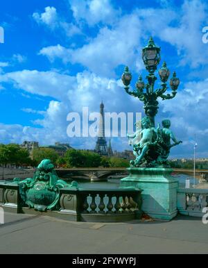 Frankreich, Paris, Statuen auf Pont Alexander III Stockfoto