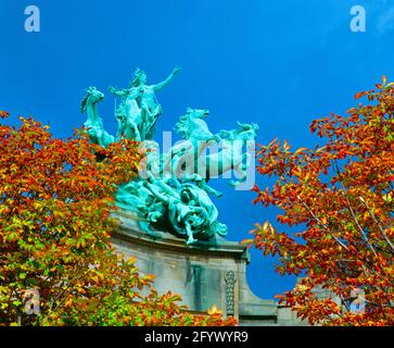 Frankreich, Paris, Le Grand Palais, Bronzeskulptur auf Skyline, Stockfoto