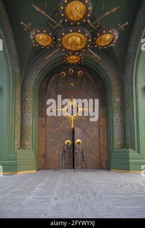 Malerischer Eingang zum Haupttempel der Streitkräfte der Russischen Föderation, Bezirk Odintsovo, Russland. Stockfoto