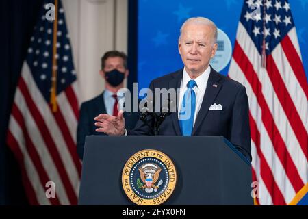 Alex Gorsky, CEO von Johnson & Johnson, sieht sich an, während Präsident Joe Biden am Mittwoch, dem 10. März 2021, im South Court Auditorium im Eisenhower Executive Office Building im Weißen Haus Kommentare zur COVID-19-Impfstoffproduktion abgibt. (Offizielles Foto des Weißen Hauses von Adam Schultz) Stockfoto