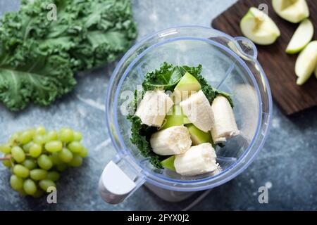 Smoothie-Zutaten für grüne Früchte im Mixer. Gesunde Detox, Gewichtsverlust Sommer trinken Vorbereitung Stockfoto