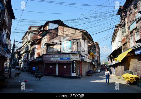 Srinagar, Indien. Mai 2021. Ein Mann mit Gesichtsmaske geht während einer Sperre durch einen geschlossenen Markt, die auferlegt wurde, um die Ausbreitung des Coronavirus in Srinagar zu verhindern. Die Regierung hat am Sonntag eine Lockerung der Lockdown-Richtlinien in Jammu und Kaschmir vom Montag an angeordnet, während die Bildungseinrichtungen bis zum 15. Juni geschlossen bleiben sollen. Indes verzeichnete Indien einen Tagesanstieg von 165,553 neuen COVID-19-Fällen, der niedrigste seit 46 Tagen mit 3,460 Todesfällen in den letzten 24 Stunden. (Foto von Saqib Majeed/SOPA Images/Sipa USA) Quelle: SIPA USA/Alamy Live News Stockfoto