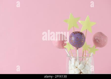 Köstliche Kuchen knallt in einem Glas auf einem rosa Hintergrund. Festlicher Hintergrund. Horizontales Bild. Kopierraum. Stockfoto