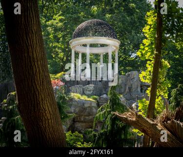 Yonkers, NY - USA - 27. Mai 2021: Blick auf den Tempel der Liebe, einen ausgedehnten Steingarten mit einem runden Tempel. Das Hotel liegt in den Gärten von Untermyer. Stockfoto