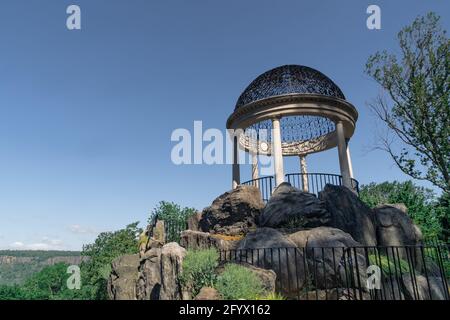 Yonkers, NY - USA - 27. Mai 2021: Blick auf den Tempel der Liebe, einen ausgedehnten Steingarten mit einem runden Tempel. Das Hotel liegt in den Gärten von Untermyer. Stockfoto