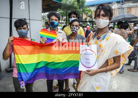 Kalkutta, Indien. Mai 2021. Transgender-Personen aus der LGBTQ-Gemeinschaft halten nach der Impfung eine LGBTQ-Pride-Flagge und ein Schild mit dem Aufdruck „geimpft mit Pride“.50 Mitglieder der LGBTQ-Gemeinschaft in Kalkutta erhielten ihre erste Dosis Covishield-Impfstoff von einem von Aktivisten von Techno India und Pranta Katha organisierten Impfzentrum. Kredit: SOPA Images Limited/Alamy Live Nachrichten Stockfoto