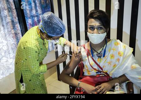 Kalkutta, Indien. Mai 2021. Ein Gesundheitsmitarbeiter verabreicht einer Transgender-Person in einem Impfzentrum eine Dosis Kovishield-Impfstoff. 50 Mitglieder der LGBTQ-Gemeinschaft in Kalkutta erhielten ihre erste Dosis Covishield-Impfstoff von einem Impfzentrum, das von Aktivisten von Techno India und Pranta Katha organisiert wurde. Kredit: SOPA Images Limited/Alamy Live Nachrichten Stockfoto