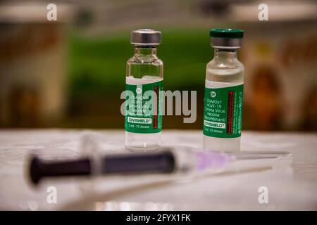 Kalkutta, Indien. Mai 2021. Die Ampullen des Covishield-Impfstoffs und eine medizinische Spritze sind auf einem Tisch in einem Impfzentrum zu sehen.50 Mitglieder der LGBTQ-Gemeinschaft in Kalkutta erhielten ihre erste Dosis des Covishield-Impfstoffs von einem Impfzentrum, das von Aktivisten von Techno India und Pranta Katha organisiert wurde. (Foto von JIT Chattopadhyay/SOPA Images/Sipa USA) Quelle: SIPA USA/Alamy Live News Stockfoto