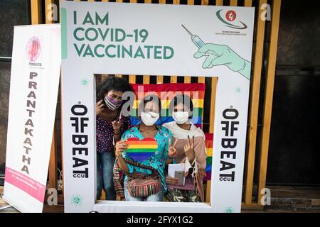 Kalkutta, Indien. Mai 2021. Transgender-Menschen aus der LGBTQ-Gemeinschaft machen eine Siegesgeste und nachdem sie geimpft wurden.50 Mitglieder der LGBTQ-Gemeinschaft in Kalkata erhielten ihre erste Dosis Covishield-Impfstoff von einem Impfzentrum, das von Aktivisten von Techno India und Pranta Katha organisiert wurde. (Foto von JIT Chattopadhyay/SOPA Images/Sipa USA) Quelle: SIPA USA/Alamy Live News Stockfoto