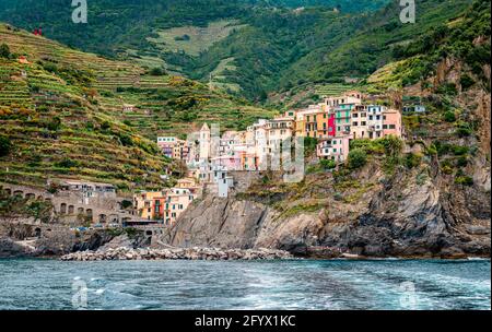 Vernazza, eine der fünf Städte der Region Cinque Terre, in Ligurien, Italien. Es ist eines der wahrsten Fischerdörfer an der italienischen Riviera Stockfoto