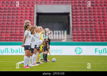 Köln, Deutschland. Mai 2021. Beide Mannschaften standen vor dem DFB-Frauen-Cup-Finale zwischen Eintracht Frankfurt und VfL Wolfsburg im RheinEnergieStadion in Köln in der Schlange. Kredit: SPP Sport Pressefoto. /Alamy Live News Stockfoto