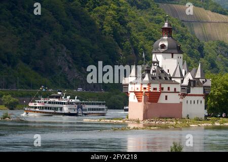 Kaub, Deutschland. Mai 2021. Der Raddampfer 'Goethe' passiert die Zollburg Pfalzgrafenstein am Rhein bei Kaub. Seit diesem Wochenende ist das 1913 gebaute Schiff wieder im Liniendienst zwischen Koblenz und Rüdesheim. Quelle: Thomas Frey/dpa/Alamy Live News Stockfoto