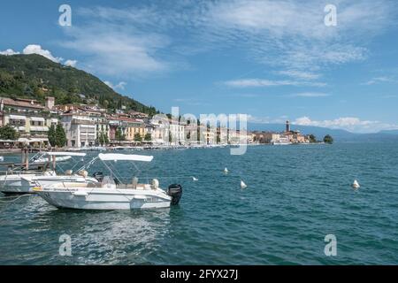 Salò (BS), ITALIEN - 25. August 2020. Panoramablick auf den historischen Teil von Salò am Gardasee Italien. Touristischer Ort am Gardasee. See in den Bergen Stockfoto