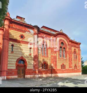 Ansicht der ehemaligen Synagoge in Uschhorod, Ukraine. Jetzt wird dieses Gebäude als Philharmonisches Orchesterhaus genutzt Stockfoto