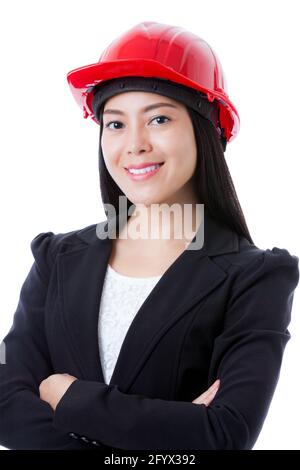 Porträt einer attraktiven professionellen Auftragnehmerin mit rotem Helm. Fröhliche asiatische Geschäftsfrau lächelt und schaut in die Kamera. Isoliert auf Whit Stockfoto
