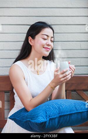Lifestyle der schönen asiatischen Frau genießt frischen Kaffee am Morgen zu Hause. Glückliche Zeit der Stadt ​​life. Stockfoto