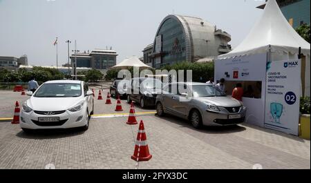 Neu-Delhi, Indien. Mai 2021. Während einer Drive-in-Impfung in der DLF Avenue Mall warten die Menschen in einer Schlange darauf, sich mit der Dosis Covishield-Impfstoff impfen zu lassen.in Indien wird von verschiedenen Staaten des Landes berichtet, dass 120 Millionen Dosen für die Verabreichung im Juni 2021 zur Verfügung stehen werden, teilte die Regierung des Zentrums mit. Indien berichtet über 165,553 neue Fälle und 3,460 Todesfälle in den letzten 24 Stunden. Kredit: SOPA Images Limited/Alamy Live Nachrichten Stockfoto