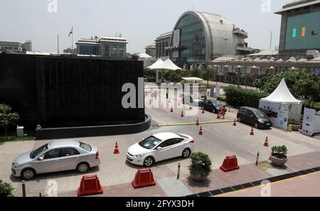 Neu-Delhi, Indien. Mai 2021. Während einer Drive-in-Impfung in der DLF Avenue Mall warten die Menschen in einer Schlange darauf, sich mit der Dosis Covishield-Impfstoff impfen zu lassen.in Indien wird von verschiedenen Staaten des Landes berichtet, dass 120 Millionen Dosen für die Verabreichung im Juni 2021 zur Verfügung stehen werden, teilte die Regierung des Zentrums mit. Indien berichtet über 165,553 neue Fälle und 3,460 Todesfälle in den letzten 24 Stunden. Kredit: SOPA Images Limited/Alamy Live Nachrichten Stockfoto