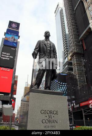 Denkmal für George M. Cohan, amerikanischer Entertainer, Dramatiker, Komponist, Texter, Schauspieler, Sänger, Tänzer und Theaterproduzent, am Times Square, NYC Stockfoto