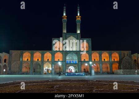 Beleuchtet Amir Chakhmaq Komplex in der Nacht. Yazd, Provinz Yazd, Iran. Stockfoto