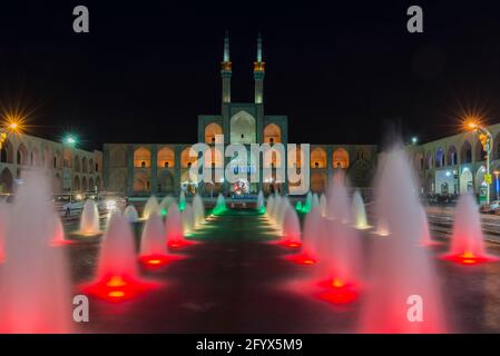 Beleuchteter Amir Chakhmaq Komplex, - Platz und Brunnen bei Nacht. Yazd, Provinz Yazd, Iran. Stockfoto