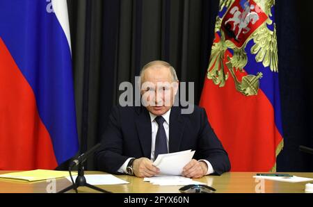 Der russische Präsident Wladimir Putin veranstaltet am 26. Mai 2021 in Sotschi, Russland, eine Videokonferenz über die Wirtschaft von der offiziellen Residenz Bocharov Ruchei am Kap Idokopas. Stockfoto