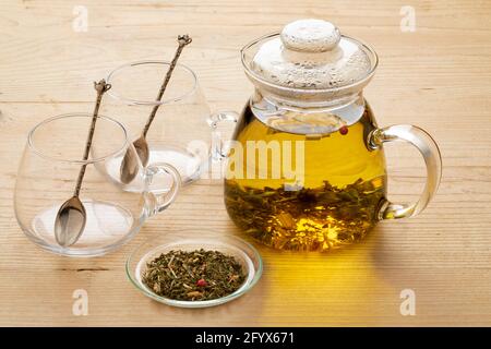 Glas Teekannen mit einer Mischung aus gesunden Kräutertee als Ein heißes Getränk Stockfoto