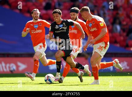 Brennan Johnson (Mitte) von Lincoln City kämpft mit Blackpools James-Ehemann (links), Luke Garbutt und Daniel Ballard (rechts) während des Playoff-Finalmatches der Sky Bet League One im Wembley Stadium, London, um den Ball. Bilddatum: Sonntag, 30. Mai 2021. Stockfoto