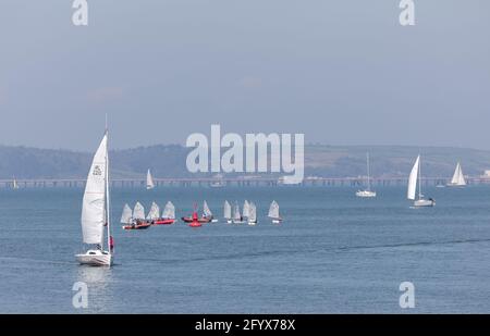 Currabinny, Cork, Irland. Mai 2021. Mit der Aufhebung der Regierungsbeschränkungen kehrt eine Gruppe optimistischer Schlauchboote und Yachten des Royal Cork Yacht Club an einem schönen Sommertag im Hafen von Cork, Irland, ins Wasser zurück. - Credit; David Creedon / Alamy Live News Stockfoto