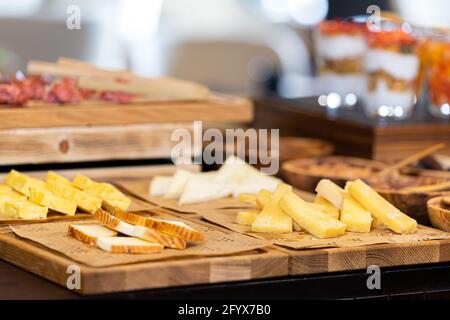 Käseplatte mit verschiedenen Käsesorten, leckere Käsespeise. Stockfoto