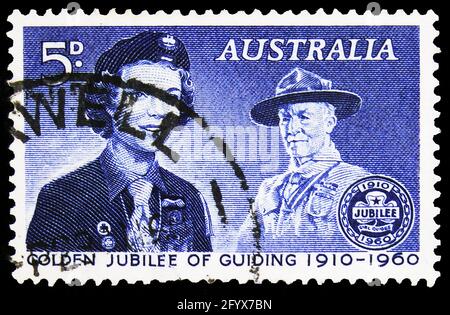 MOSKAU, RUSSLAND - 27. SEPTEMBER 2019: In Australien gedruckte Briefmarke zeigt Girl Guide und Lord Baden-Powell, 5 d - Australischer Penny, Pfadfinderinnen in Au Stockfoto