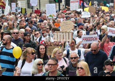 LONDON, GROSSBRITANNIEN. 29. MAI Anti- Sperr-/Impfproteste nehmen am Samstag, dem 29. Mai 2021, an dem Protest von Unite for Freedom in Londonn Teil. (Kredit: Lucy North, Mi News) Kredit: MI Nachrichten & Sport /Alamy Live News Stockfoto