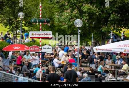 Stuttgart, Deutschland. Mai 2021. Die Gäste genießen das schöne Wetter in einem Biergarten im Schlossgarten. Quelle: Christoph Schmidt/dpa/Alamy Live News Stockfoto