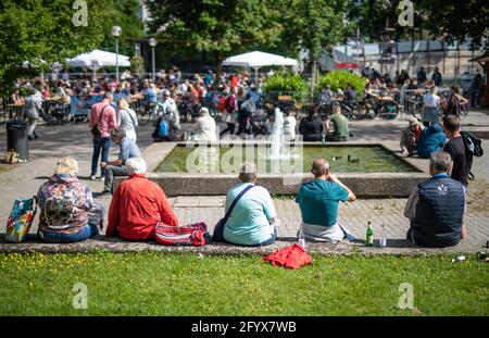 Stuttgart, Deutschland. Mai 2021. Zahlreiche Menschen genießen das schöne Wetter im Schlosspark. Quelle: Christoph Schmidt/dpa/Alamy Live News Stockfoto