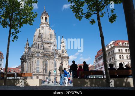 Dresden, Deutschland. Mai 2021. Passanten silhouettierten auf dem Neumarkt vor der Frauenkirche. Quelle: Sebastian Kahnert/dpa-Zentralbild/dpa/Alamy Live News Stockfoto